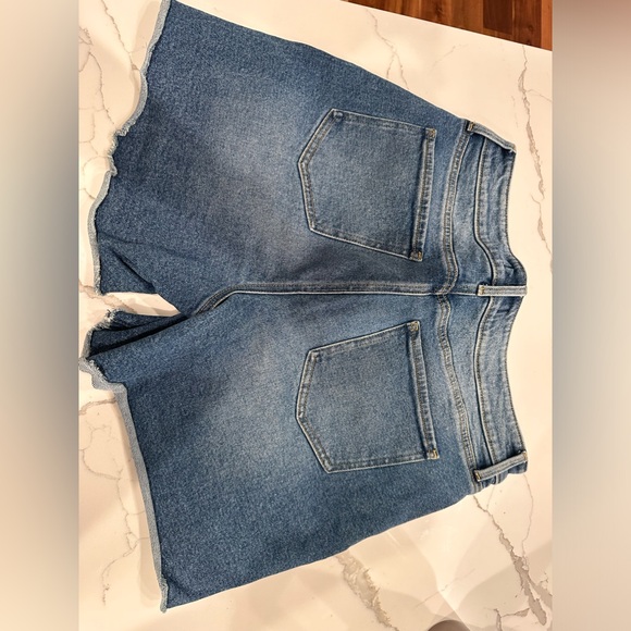 🌸NYDJ Statement Lift X Tuck Denim Shorts Size 31 Like New🌸 - Picture 4 of 8